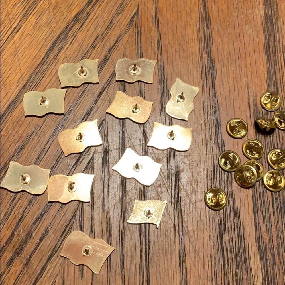12 Flag hat pins - Picture 2 of 6